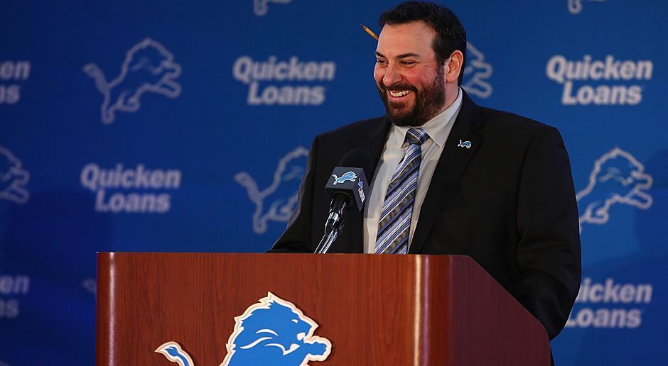 
                <strong>Platz 25: Detroit Lions</strong><br>
                Mit dem neuen Head Coach Matt Patricia soll in Detroit endlich wieder bessere Defense gespielt werden. Im Draft lag der Fokus aber erst einmal auf dem lahmenden Running Game. Center Frank Ragnow hilft dabei ebenso wie Zweitrundenpick Kerryon Johnson, der gemeinsam mit LeGarrette Blount Quarterback Matt Stafford entlasten soll. Das Passing Game um Stafford und die starken Receiver wird Detroit einmal mehr tragen. Auf der anderen Seite des Balls fehlen mit Ausnahme von Darius Slay und Ziggy Ansah aber nach wie vor die großen Playmaker in der Defense. Da wird es in einer starken Division auch mit der Bend-but-don't-Break-Defense schwierig.
              