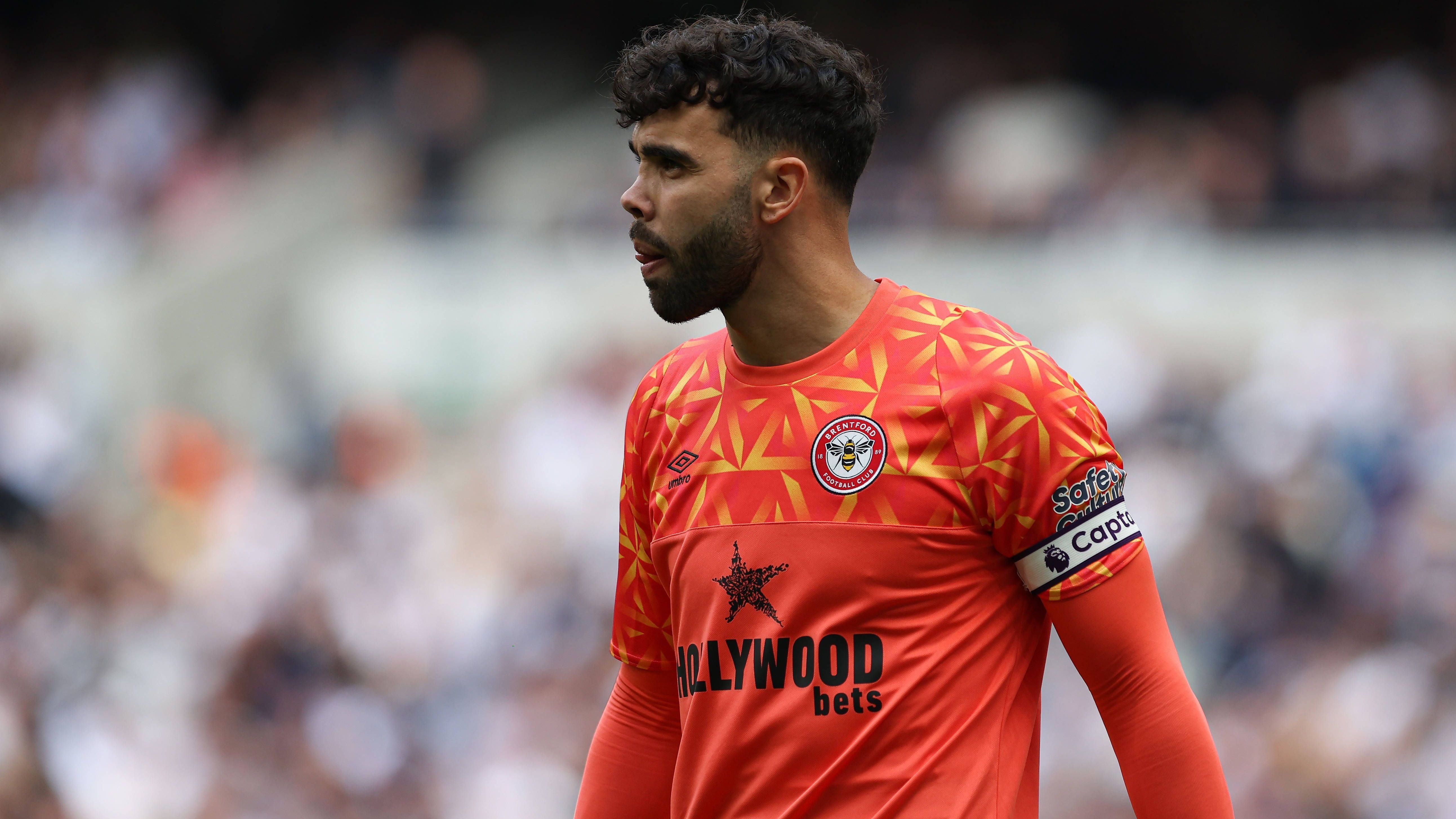 <strong>David Raya<br></strong>Zunächst sah vieles danach aus, als ob Brentford-Keeper David Raya nach München wechseln könnte, nun hat der Spanier aber beim FC Arsenal unterschrieben - es handelt sich um eine Leihe mit Kaufoption. Schon zuvor hatte Transferexperte Fabrizio Romano berichtet, dass die Gespräche mit den Bayern gescheitert seien.