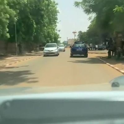 Militär auf einer Straße in Niger