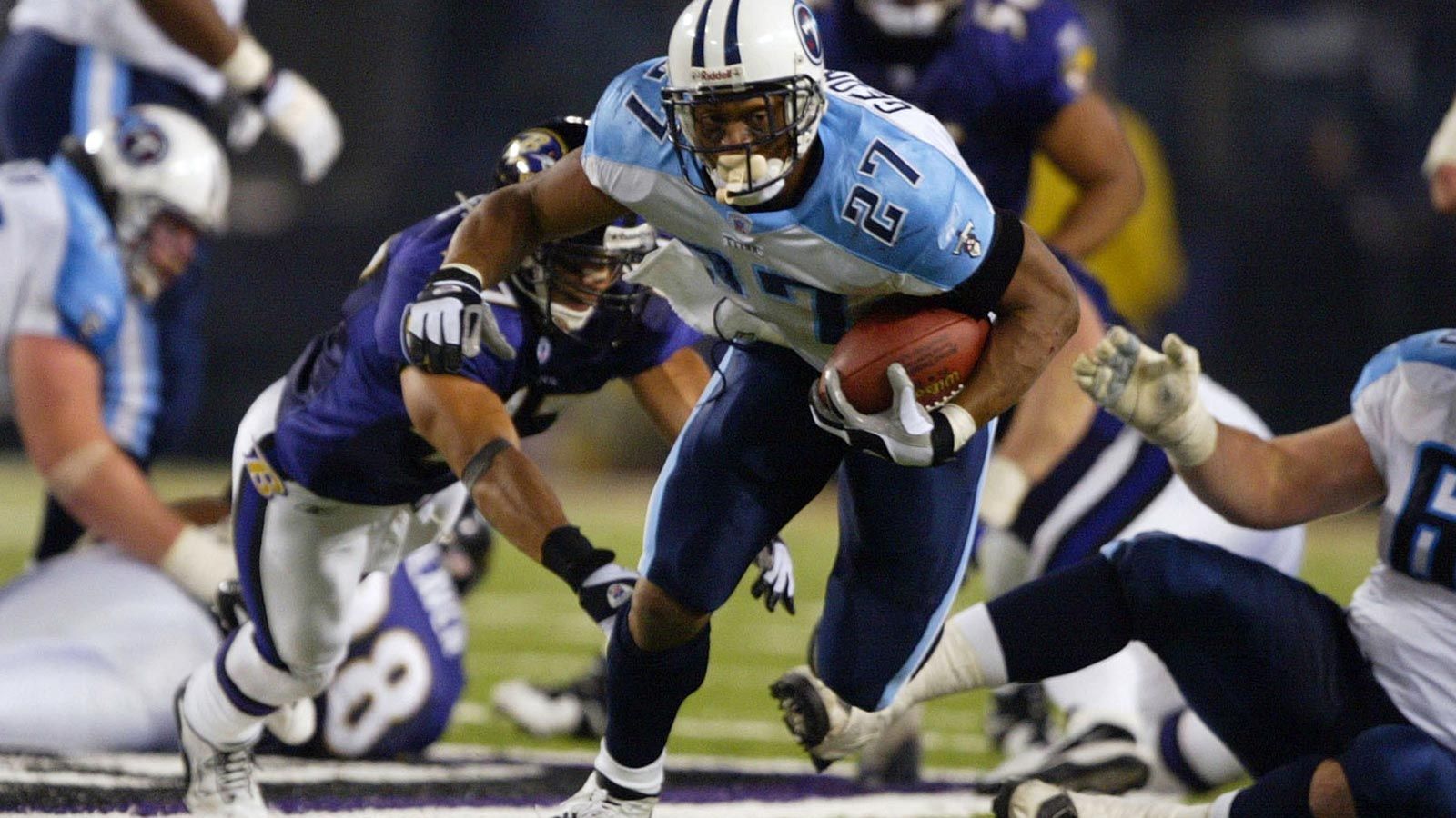 
                <strong>Eddie George (Tennessee Titans)</strong><br>
                Draftposition: Runde 1/Pick 14 (1996) -Spiele: 141 -Wichtigste Statistiken: 68 Touchdowns, 10.441 Rushing Yards, 2.227 Receiving Yards, zehn Receiving Touchdowns -Auszeichnungen/Erfolge: Pro Bowl (1997, 1998, 1999, 2000), Heisman Trophy (1995) -Weitere Teams: Dallas Cowboys (2004)
              