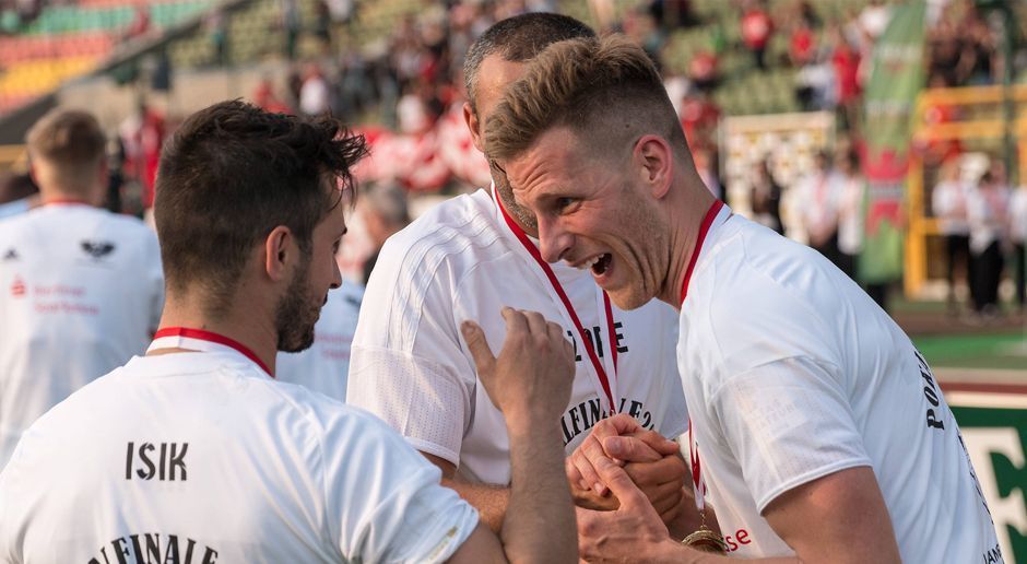 
                <strong>BFC Preussen</strong><br>
                BFC Preussen Berlin: Einer der ältesten deutschen Fußballvereine, der Berliner Fußballclub Preussen, ist wieder mit dabei. Gegründet wurde der Klub im Jahr 1894. Mit der Hertha-Legende Andreas "Zecke" Neuendorf erreichte der BFC 2015 wieder die Berlin-Liga (sechsthöchste Spielklasse). Durch einen 1:0-Sieg über den SV Lichtenberg 47 ist das Team nun auch wieder im DFB-Pokal vertreten.
              