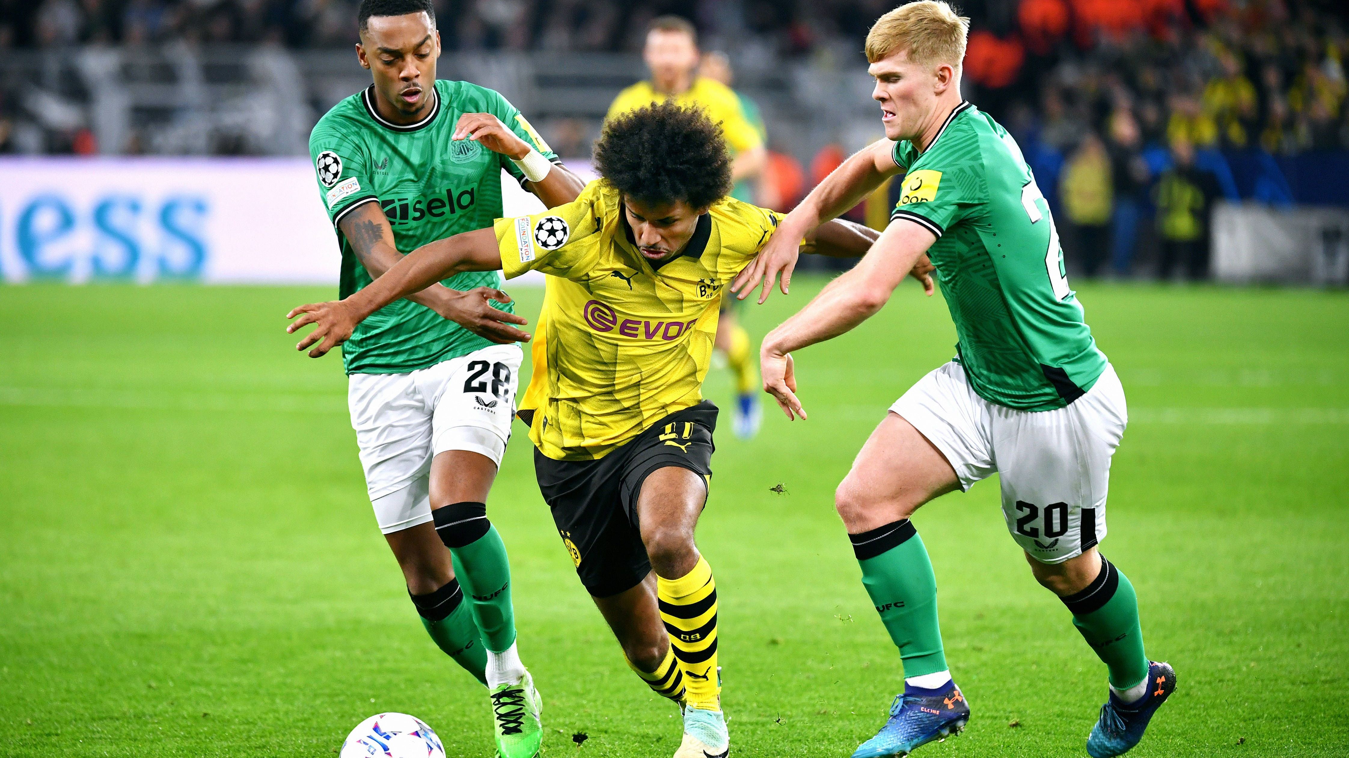 <strong>Karim Adeyemi</strong><br>Bekommt seine Chance in der Startelf und sammelt mehr als genug Argumente für mehr Spielzeit. Sehr aktiv mit sowie aggressiv und fleißig gegen den Ball. Manchmal etwas zu verbissen, leitet dann aber mit einem Traumpass das 2:0 ein. Wird kurz darauf gegen Reus ausgewechselt. <strong><em>ran</em>-Note: 2</strong>