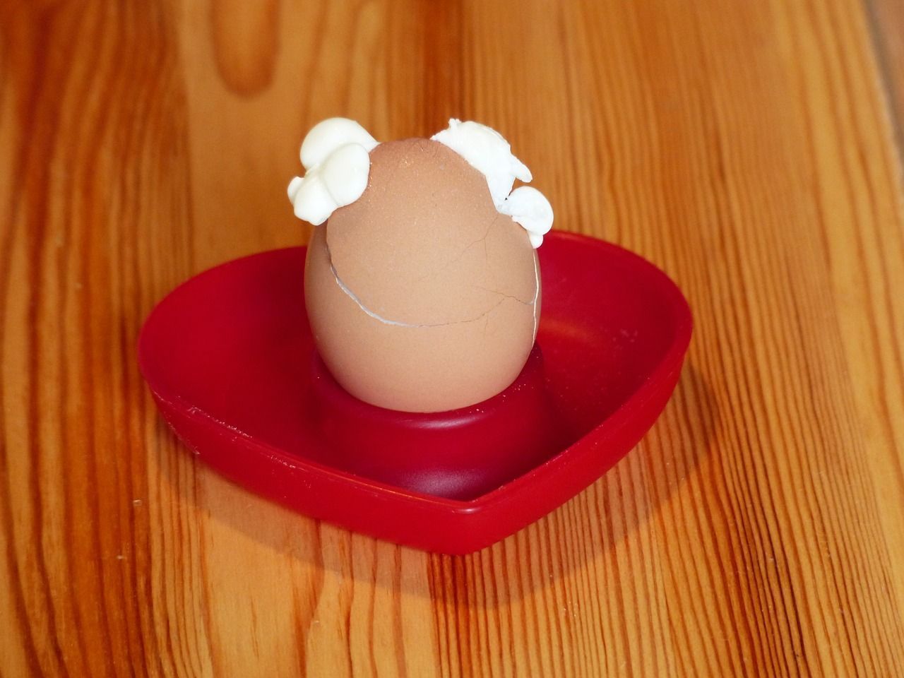 So sieht es nach dem Kochen aus, wenn der Druck im Ei zu groß war.