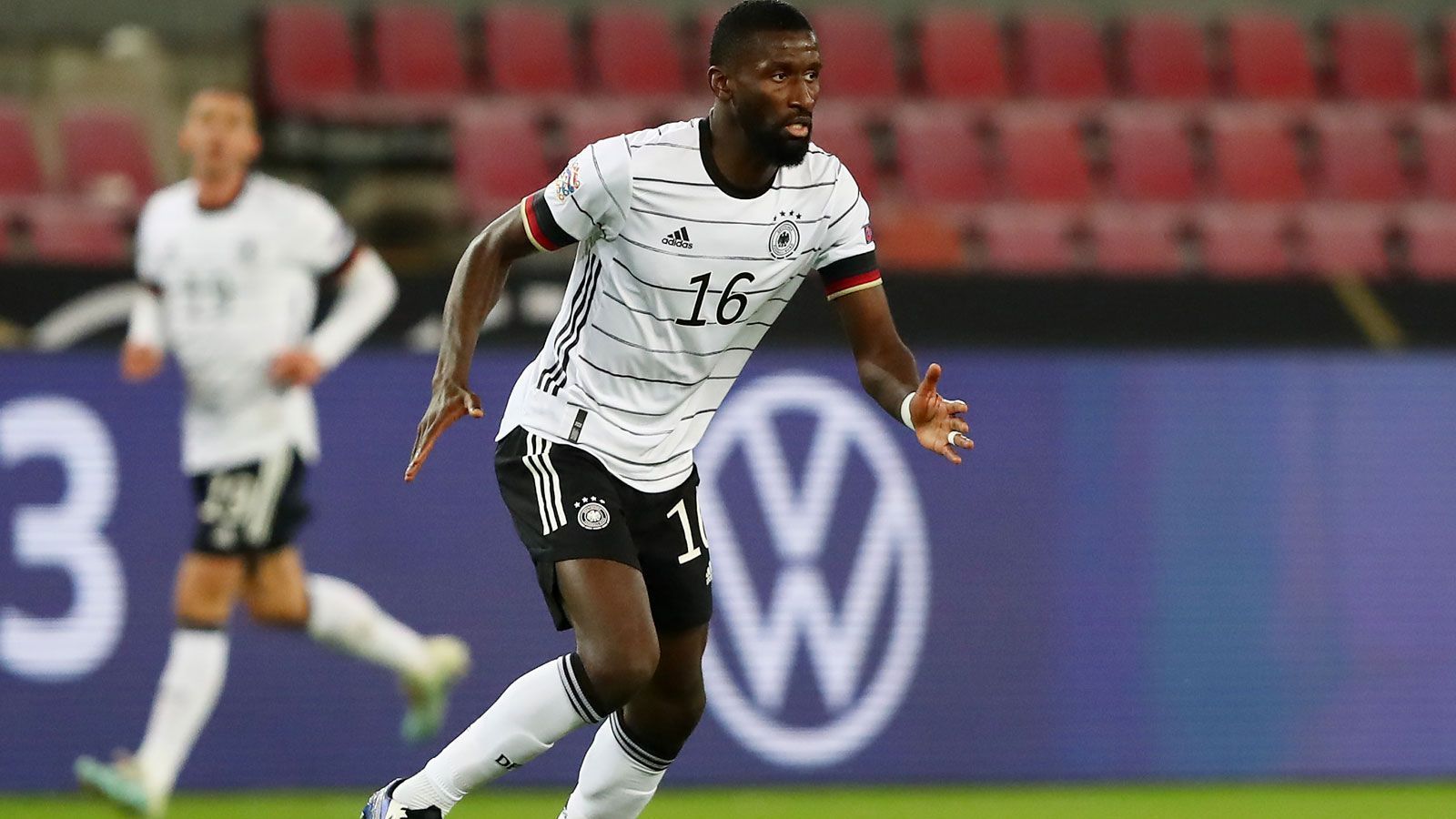 
                <strong>Sicher dabei: Antonio Rüdiger (Abwehr, FC Chelsea)</strong><br>
                Beim FC Chelsea ist Antonio Rüdiger mittlerweile nicht mehr erste Wahl, weshalb ihm im Winter möglicherweise eine Luftveränderung ins Haus steht. Unabhängig davon scheint Löw aber auf den gebürtigen Berliner zu bauen. Der Bundestrainer sieht in Rüdiger Parallelen zum jungen Jerome Boateng, der auch aus der Hauptstadt stammt. Wobei sich der Vergleich wohl eher auf die Schnelligkeit und Kompromisslosigkeit in Zweikämpfen bezieht. Dazu kommt: Rüdiger sorgt durchaus auch im gegnerischen Strafraum für Wirbel. Ein Startelfplatz wird ihm nicht in den Schoss fallen, aber in den Kader schafft er es allemal.
              