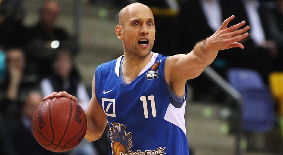 
                <strong>Pascal Roller (ranBasketball-Experte)</strong><br>
                Pascal Roller wurde in seiner Karriere mit den Frankfurt Skyliners Deutscher Meister und Pokalsieger und hat insgesamt 122 Länderspiele für die DBB-Auswahl bestritten - der jetzige ranBasketball-Experte weiß also, wovon er spricht. Für ran.de hat er vor den EuroCup-Spielen FC Bayern Basketball gegen Buducnost Voli Podgorica und Hapoel Jerusalem gegen ratiopharm Ulm (ab 19:45 Uhr in einer Konferenz live bei ProSieben MAXX und auf ran.de) exklusiv sein ultimatives Dream-Team zusammengestellt. ran.de zeigt, wer es in Rollers Starting-Five geschafft hat.
              