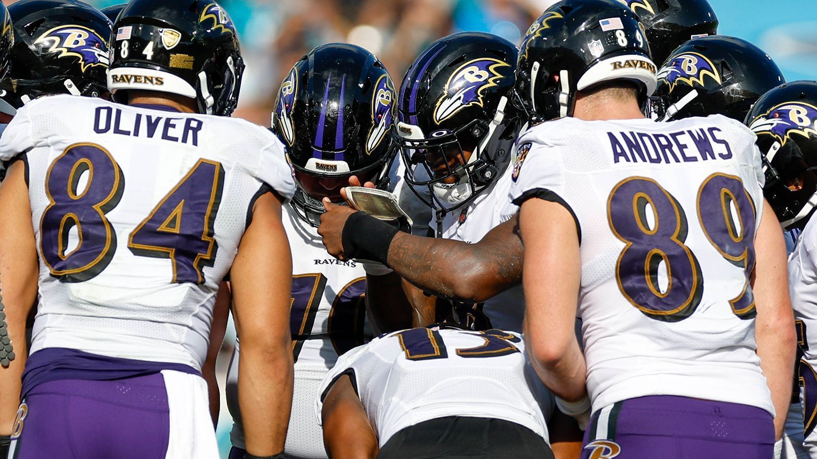 
                <strong>Baltimore Ravens (8-4)</strong><br>
                Auch die Baltimore Ravens dürften in die Playoffs einziehen. Einziges Fragezeichen? Fällt Lamar Jackson nach seiner Knieverletzung gegen die Denver Broncos länger aus? Wenn ja, könnte es für die Ravens doch nochmal eng werden.
              