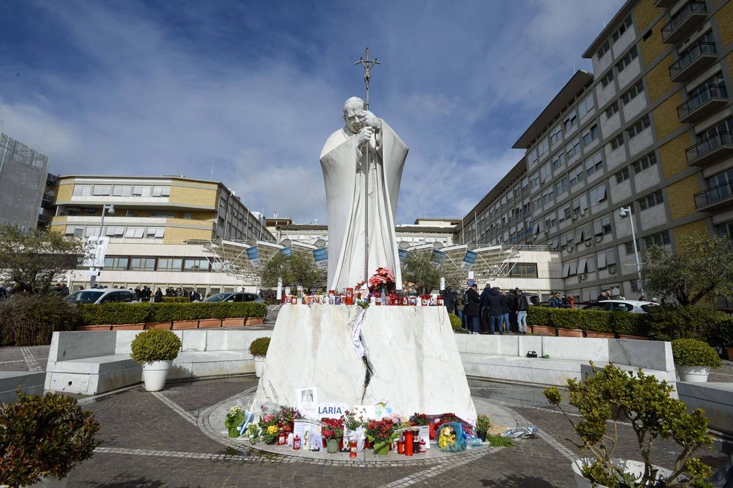 Dem schwer erkrankten Papst geht es dem Vatikan zufolge besser.