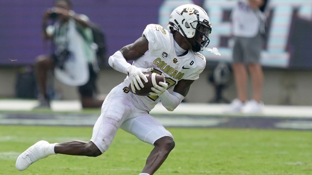 Colorado Cornerback Travis Hunter läuft gegen TCU während der ersten Halbzeit eines NCAA-College-Football-Spiels am Samstag, 2. September 2023, in Fort Worth, Texas.