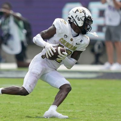 Colorado Cornerback Travis Hunter läuft gegen TCU während der ersten Halbzeit eines NCAA-College-Football-Spiels am Samstag, 2. September 2023, in Fort Worth, Texas.