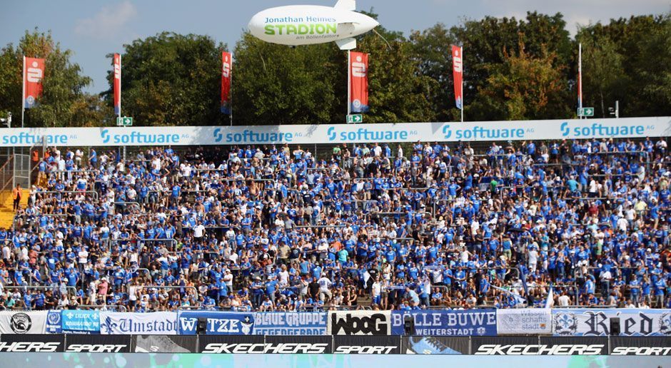 
                <strong>Jonathan-Heimes-Stadion am Böllenfalltor</strong><br>
                Der SV Darmstadt will offenbar Einspruch gegen die harten Auflagen der DFL einlegen. "Heimspiele in Frankfurt oder Offenbach wären eine Katastrophe für den Fußball in Darmstadt und existenzbedrohend für den Verein", erklärte Klub-Präsident Rüdiger Fritsch gegenüber dem "kicker". "Der SV 98 hat seine Hausaufgaben in all jenen Bereich gemacht, die von uns zu beeinflussen sind. Wegen der Stadionsituation droht nun das einzutreten, wovor wie bereits seit Jahren warnen." Nach dem scheinbar unausweichlichen Abstieg in die 2. Liga wäre es eine weitere harte Niederlage für die Lilien, sollte der Ligaverband an den Forderungen festhalten.
              