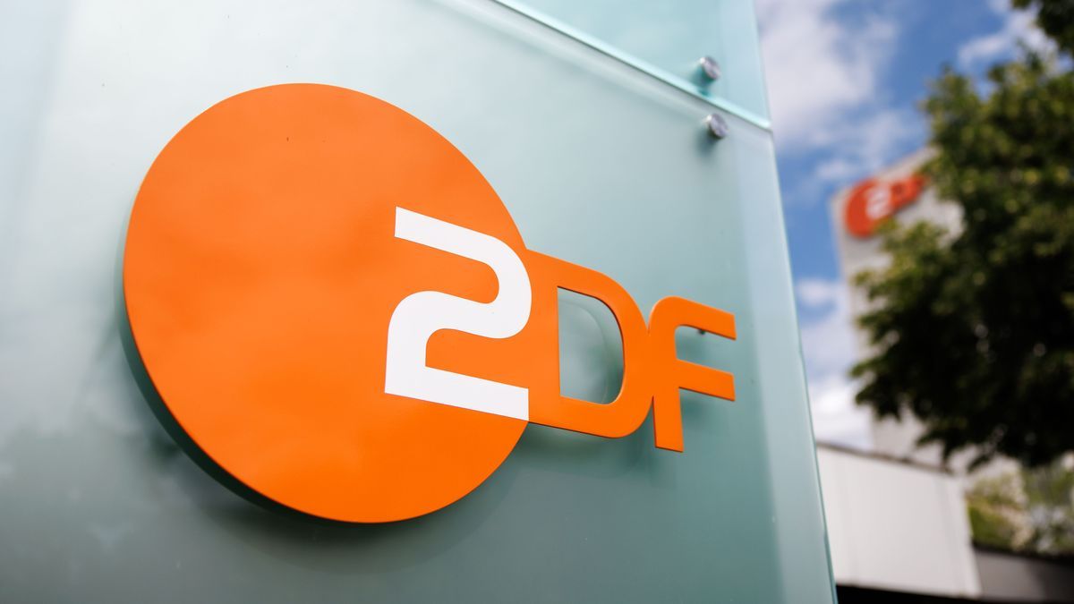 Das Unternehmenslogo vom ZDF vor dem Landesstudio Bayern vom Zweiten Deutschen Fernsehen (ZDF) in Unterföhring (Bayern).