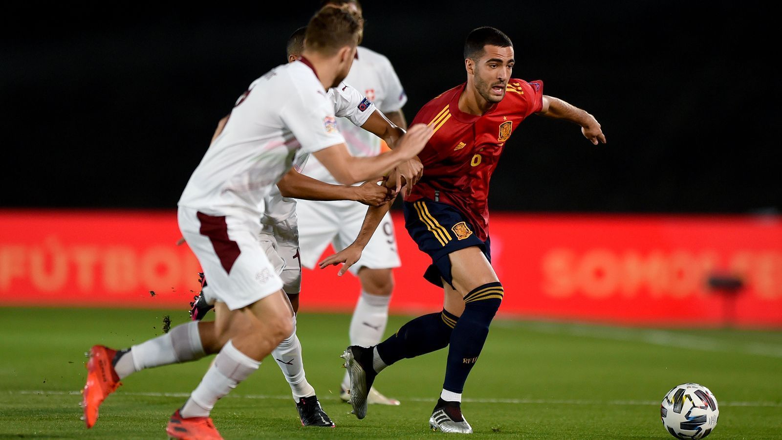 
                <strong>Mikel Merino (Real Sociedad)</strong><br>
                Ein in Deutschland ebenfalls geläufiger Name ist jener des Ex-Dortmunders Mikel Merino. Der mittlerweile 24-Jährige, der sich beim BVB in der Saison 2016/17 nicht durchsetzen konnte, spielt mittlerweile wieder in seiner Heimat für La-Liga-Tabellenführer Real Sociedad. In San Sebastian ist der Mittelfeldspieler längst zum Leistungsträger aufgestiegen und seit September 2020 darf sich der Dortmund-Flop auch Nationalspieler nennen. Zuletzt bekam Merino sogar einige Startelf-Einsätze an der Seite von Barca-Ikone Busquets auf der spanischen Doppelsechs. Mittlerweile stehen in Merinos Vita sechs Länderspiele für die "Seleccion".
              