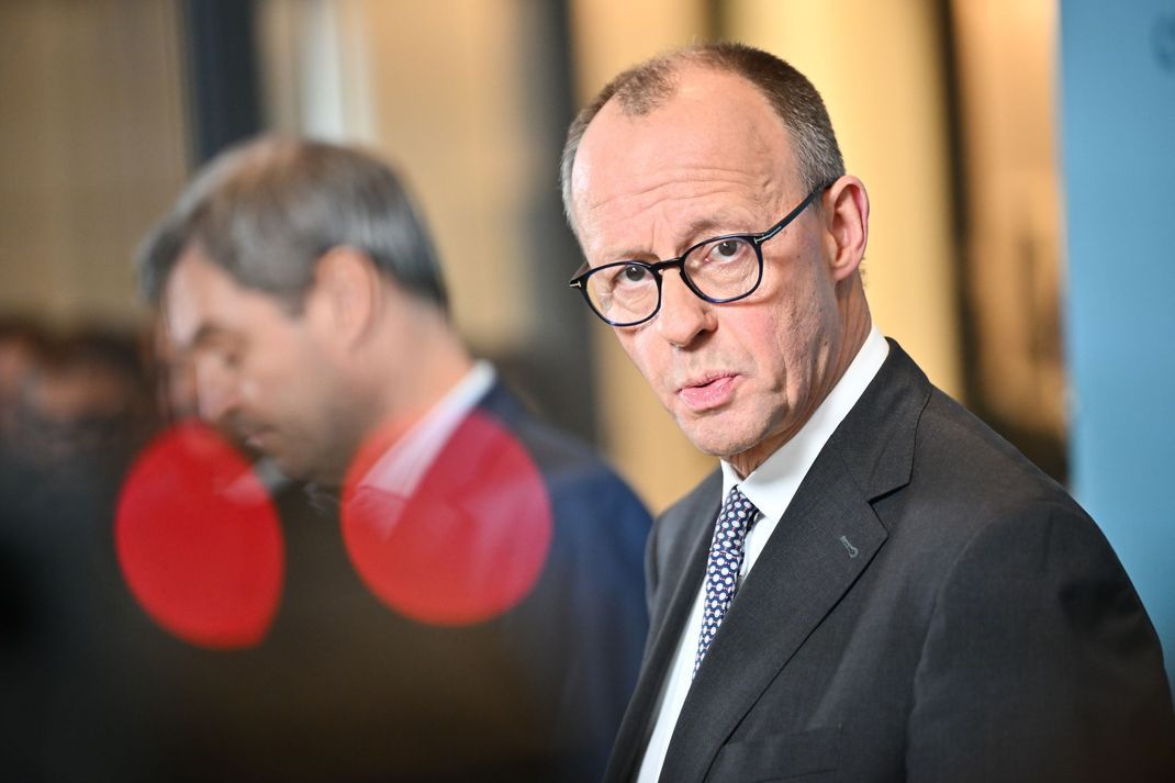 Friedrich Merz (rechts) will möglichst bald mit den Sozialdemokraten verhandeln.