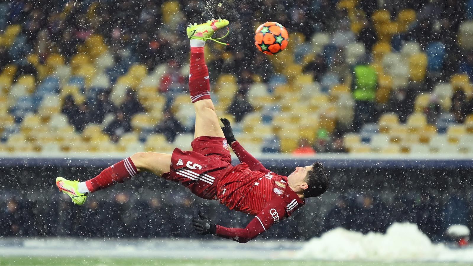 
                <strong>Robert Lewandowski</strong><br>
                Ob die Sonne scheint, ob es regnet oder schneit, auf eins ist Verlass. Robert Lewandowski trifft. Und wie! Der Pole erzielt das Führungstor mit einem herrlichen Fallrückzieher. Hatte sonst wenig Szenen. Aber was will man mehr? ran-Note: 2
              