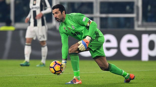 
                <strong>Gianluigi Buffon (Italien)</strong><br>
                Gianluigi Buffon (Italien): 1. Lionel Messi, 2. Gareth Bale, 3. Cristiano Ronaldo
              