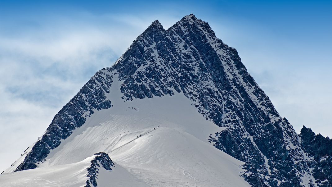 Kurz vor dem Gipfelkreuz des Großglockners in Osttirol versagten die Kräfte einer 33-jährigen Frau, die daraufhin vermutlich erfroren ist. (Symbolbild)