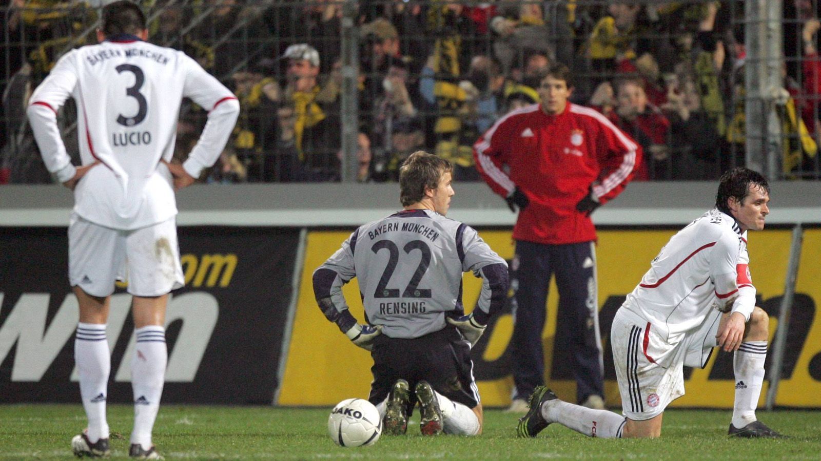 <strong>Saison 2006/2007: Pokal-Pleite löste eine Krise aus</strong><br>
                Eine ganz schwache Saison erlebte der FC Bayern 2006/2007. Damals unterlag der Rekordmeister im Pokal-Achtelfinale mit 2:4 bei Alemannia Aachen. Zu Beginn der Rückrunde folgten zwei Niederlagen und ein Unentschieden. Bayern landete schlussendlich auf einem enttäuschenden 4. Tabellenplatz und verpasste sogar die Qualifikation für die Champions League.
