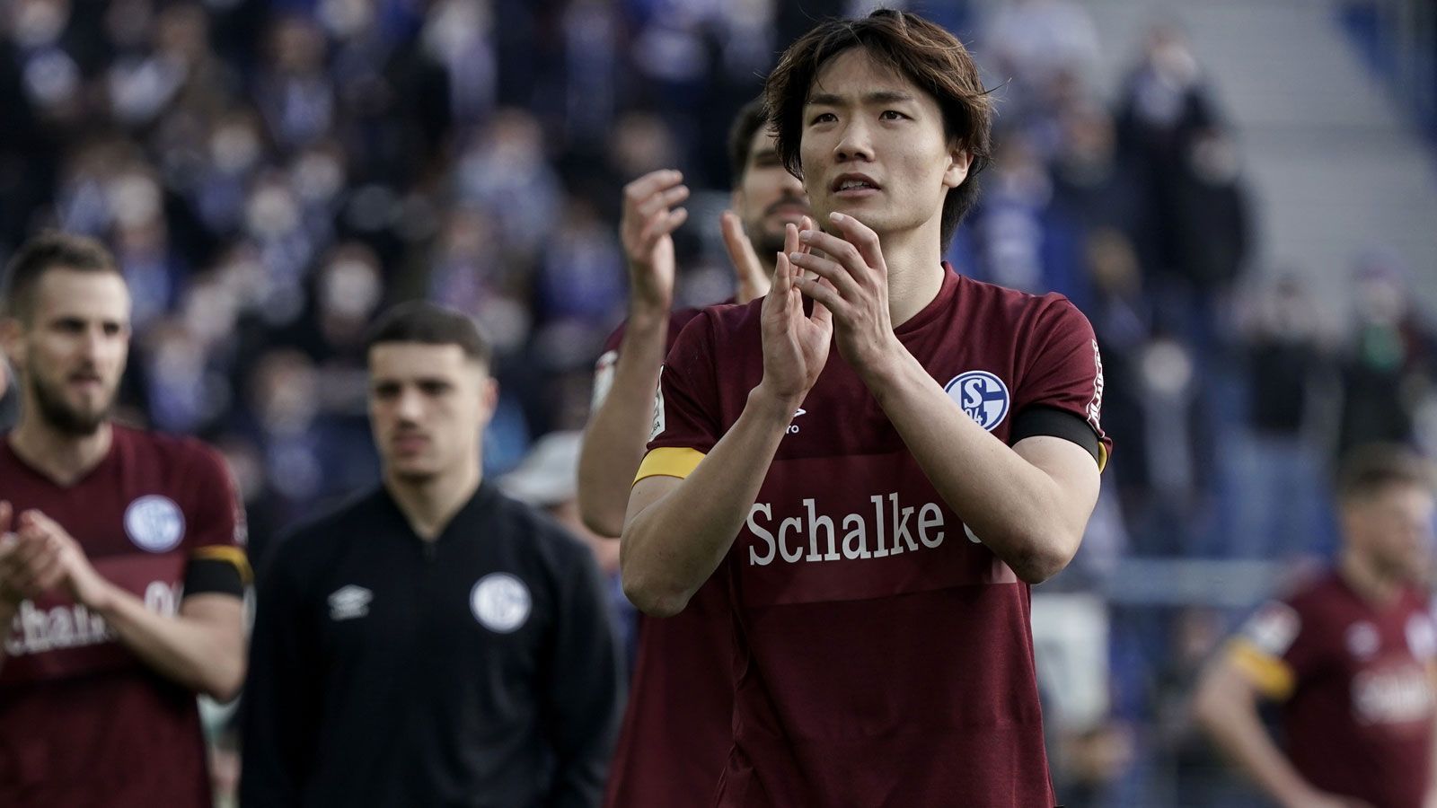 
                <strong>Ko Itakura</strong><br>
                Eine wichtige Stütze in der Defensive wurde auch Ko Itakura, den die Schalker von Manchester City ausgeliehen haben. Dort steht der japanische Nationalspieler seit Januar 2019 unter Vertrag, war in dieser Zeit aber zweimal an den FC Groningen ausgeliehen. In Gelsenkirchen fand er schnell seine Rolle, unterstrich seine Flexibilität, als er unter Büskens auch mal als defensiver Mittelfeldspieler gefordert war. Itakura kam erst vor dem 4. Spieltag, saß in jener Partie bis zur Pause draußen und stand seither jedes Mal in der Startelf. Auf ihn war immer Verlass, er gilt als eine der Entdeckungen der Saison. Nur gut, dass sich die "Knappen" eine Kaufoption gesichert haben.
              