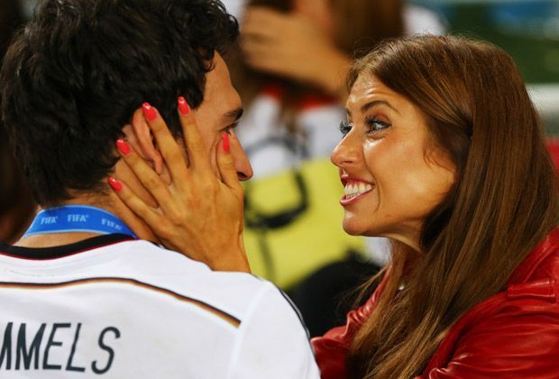 
                <strong>Mats und seine Cathy</strong><br>
                Was ihm seine Cathy da wohl gesagt hat? Mats Hummels (l.) nach dem kräftezehrenden Erfolg über Argentinien.
              