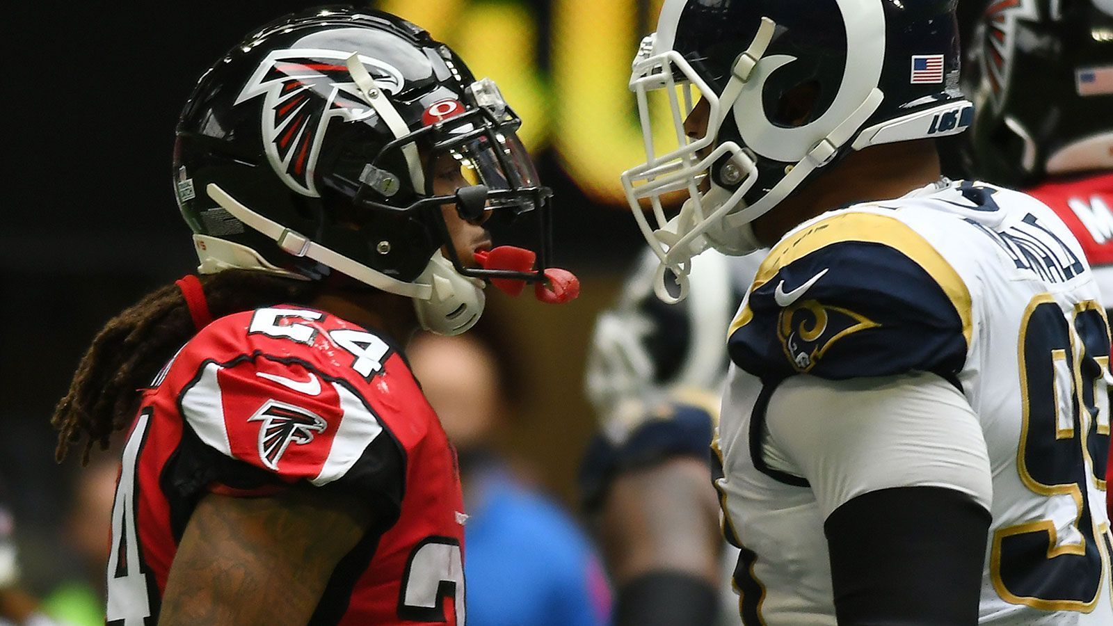 
                <strong>Verlierer: Devonta Freeman</strong><br>
                Es gab in der ran-Redaktion Diskussionen, ob Devonta Freeman nun ein Gewinner oder ein Verlierer ist. Denn es gehört eine Menge Mut dazu, Aaron Donald anzugreifen und auf den Defensive Tackle der L.A. Rams einzuschlagen. Die Art, wie der Kampf dann verlief, gab aber den Ausschlag dafür, dass der Running Back der Atlanta Falcons bei den Verlierern landete. Donald hob den 95 Kilogramm schweren Freeman einfach an seinen Shoulder Pads hoch und trug ihn davon.
              