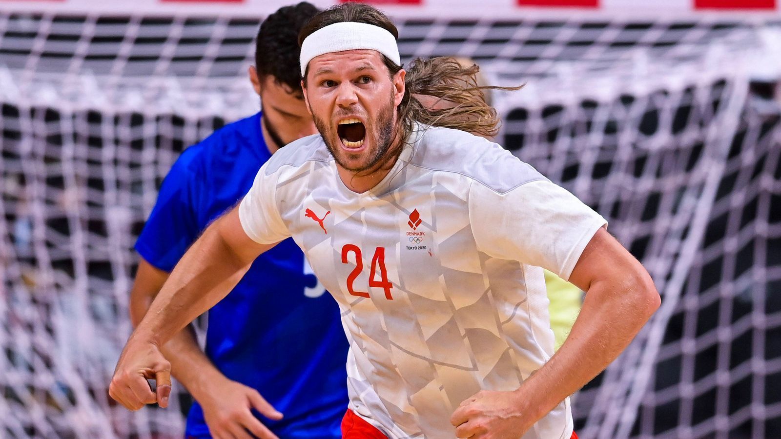 
                <strong>Dänemark</strong><br>
                Der Top-Favorit: Wenn man über den WM-Titel im Handball spricht, kommt man um die Dänen nicht herum. Seit 2017 hat kein anderes Team mehr die Trophäe in die Höhe stemmen dürfen. Ein Grund dafür: Der Weltklasse-Kader. Im Gegensatz zu anderen Teams sind die meisten Schlüsselspieler, die schon bei früheren Weltmeisterschaften den Unterschied machen konnten, immer noch erhalten geblieben und können für jeden Gegner zur Gefahr werden. Der bekannteste ist Mikkel Hansen, den man sofort an seinen unverwechselbaren langen Haaren erkennt. Der Top-Star der Mannschaft ist aber auch der wohl torgefährlichste Spieler des Turniers und kann wichtige Spiele fast im Alleingang entscheiden. Wer sich dieses Jahr zum Weltmeister krönen möchte, muss also zuerst an den Dänen und Mikkel Hansen vorbei.
              