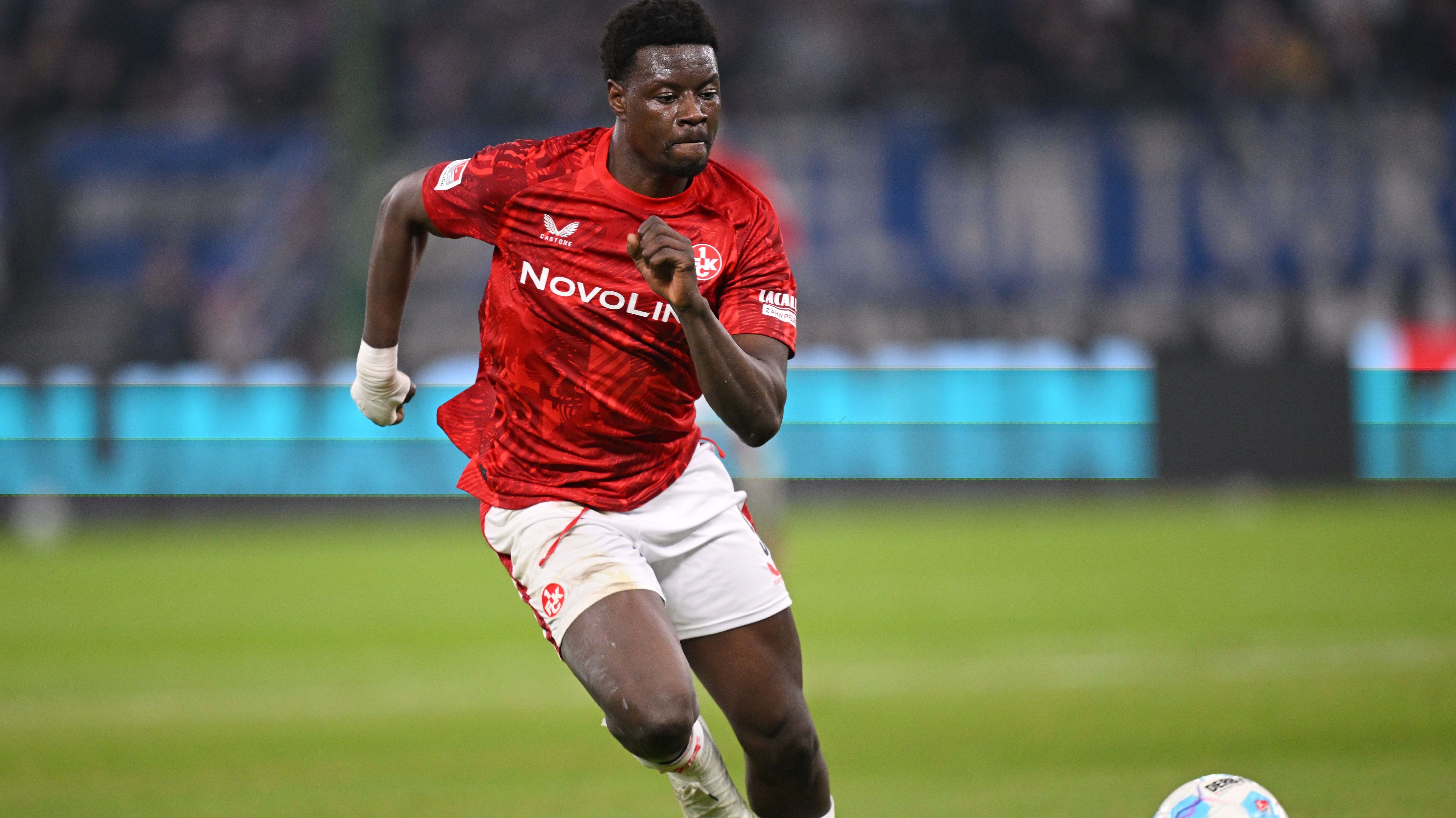<strong>Ragnar Ache (1. FC Köln)</strong><br>Mit 18 Toren hatte Ragnar Ache großen Anteil daran, dass der 1. FC Kaiserslautern bis zuletzt um die Rückkehr in die Bundesliga spielte. Die gelang ihm nun trotzdem, denn der einstige U21-Nationalspieler geht künftig für den 1. FC Köln auf Torejagd. Die Ablösesumme soll bei 4,5 Millionen Euro liegen, sein Vertrag läuft über vier Jahre.