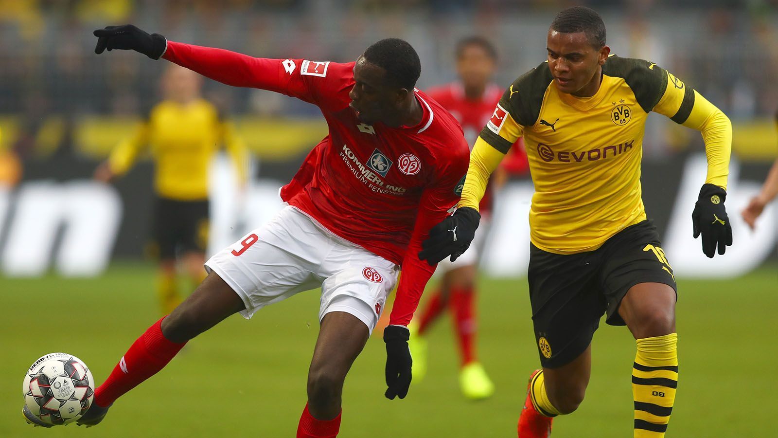 
                <strong>Manuel Akanji</strong><br>
                Strahlt im ersten Durchgang deutlich mehr Sicherheit als noch in München aus. Der Abwehrchef schiebt seine Mannen stets nach vorne und erhöht damit früh den Druck auf die Mainzer. Nach der Pause wird die Dortmunder Abwehr merklich in die eigene Hälfte gedrückt und häufiger gefordert. Darf sich bedanken, dass Mainz lange seine Chancen fahrlässig liegen ließ. Die Dortmunder Abwehr wankt in der zweiten Halbzeit bedenklich, Bürki rettet dem BVB im Alleingang aber die drei Punkte. ran-Note: 3
              