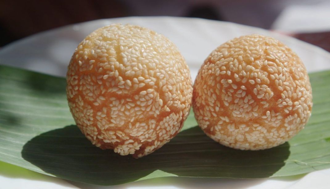 Menschen in Vietnam mögen es süß. In der Früh gibt es solche Sesambällchen - gefüllt mit Bohnenpaste.