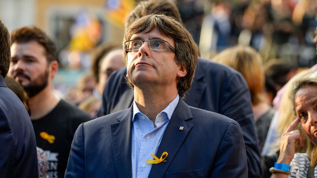 Der ehemalige katalanische Ministerpräsident Carles Puigdemont soll einen Tag vor der Ausrufung der Unabhängigkeit Kataloniens im Oktober 2017 einen Putin-Gesandten empfangen haben.