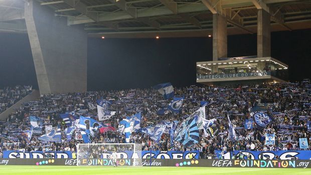 
                <strong>FC Porto</strong><br>
                Günstigste Dauerkarte: 100 EuroTeuerste Dauerkarte: 1004 EuroGünstigste Tageskarte: 5 EuroTeuerste Tageskarte: 60 Euro
              