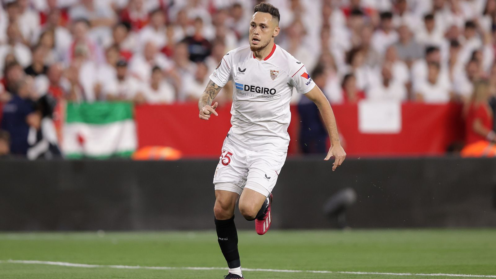 
                <strong>Lucas Ocampos</strong><br>
                Der Argentinier Lucas Ocampos wechselte bereits im Sommer 2019 nach Sevilla und erlebte eine wechselhafte Saison 2022/23. Im Herbst war er an Ajax Amsterdam verliehen, kam in den Niederlanden aber kaum zum Einsatz. Daher wurde die Leihe abgebrochen und im Frühjahr war der 28-Jährige dann durchaus ein wichtiger Faktor für Sevilla. In der Europa League traf er etwa beim Halbfinal-Hinspiel gegen Juventus (1:1), in La Liga zudem vier Mal - und alle vier Partien konnte Sevilla schlussendlich gewinnen. Ocampos' Vertrag bei den Andalusiern läuft noch bis 2024. 
              