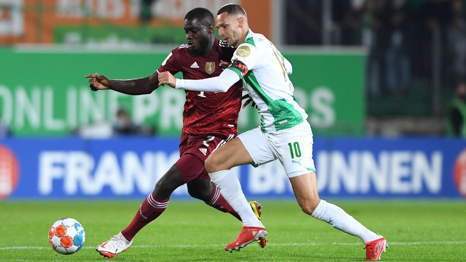 
                <strong>Dayot Upamecano </strong><br>
                Upamecano agiert eine Halbzeit lang als zentraler Mann in Bayerns Dreierkette und danach als Innenverteidiger in einer Viererformation - und erledigt seinen Job ballsicher, zweikampfstark und unaufgeregt. Beim späten 1:3 aber nicht nahe genug am Torschützen Cedric Itten. ran-Note: 3
              