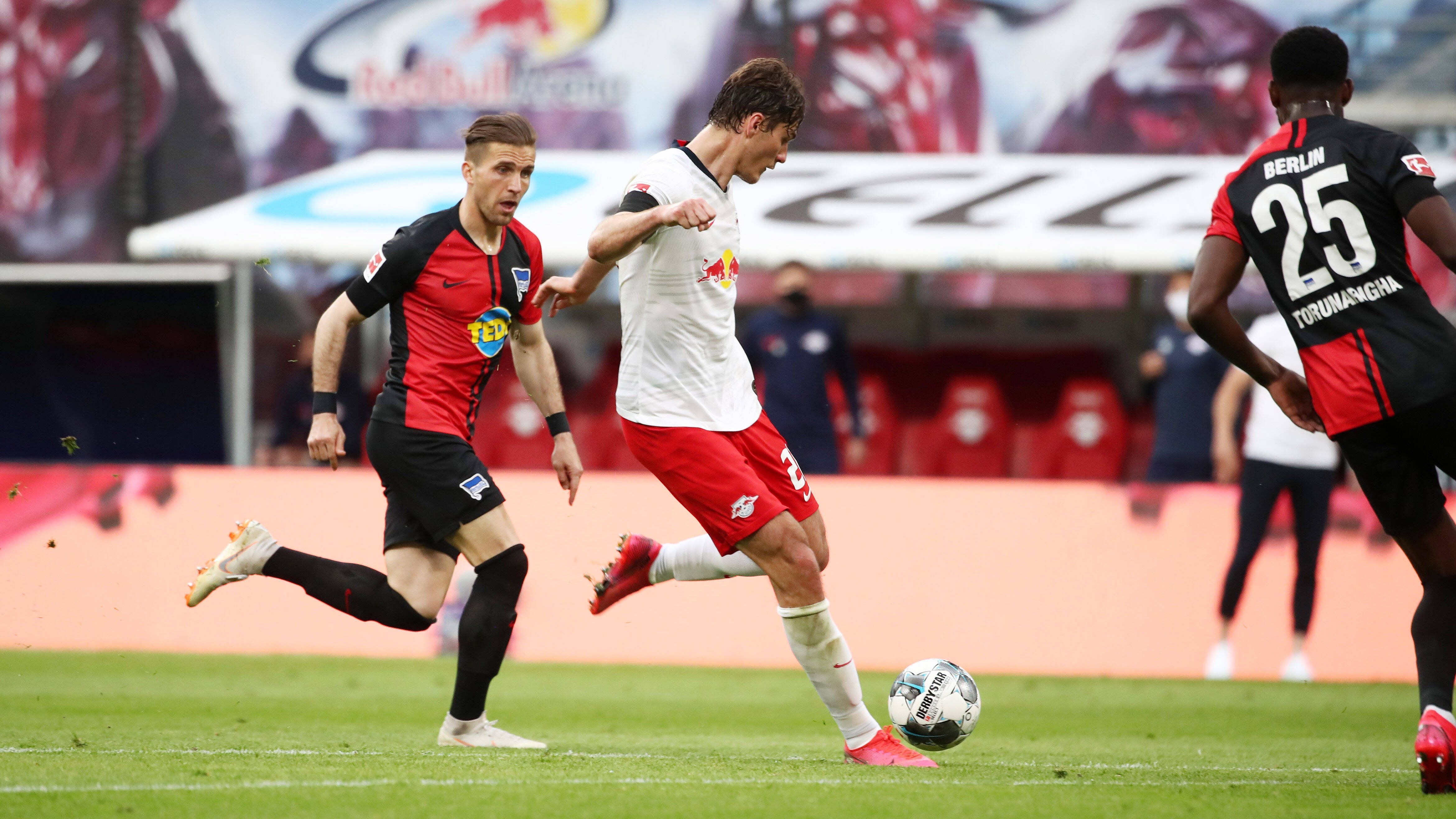 
                <strong>Patrik Schick</strong><br>
                Kann zu Beginn kaum an seine guten Leistungen vor der Corona-Pause anknüpfen. Der Poulsen-Ersatz wirkt lange Zeit wie ein Fremdkörper in Leipzigs Offensive. In der 68. Minute beweist er seinen Torriecher, obwohl der Treffer letztlich eher auf Jarsteins Kappe geht. ran-Note: 3
              