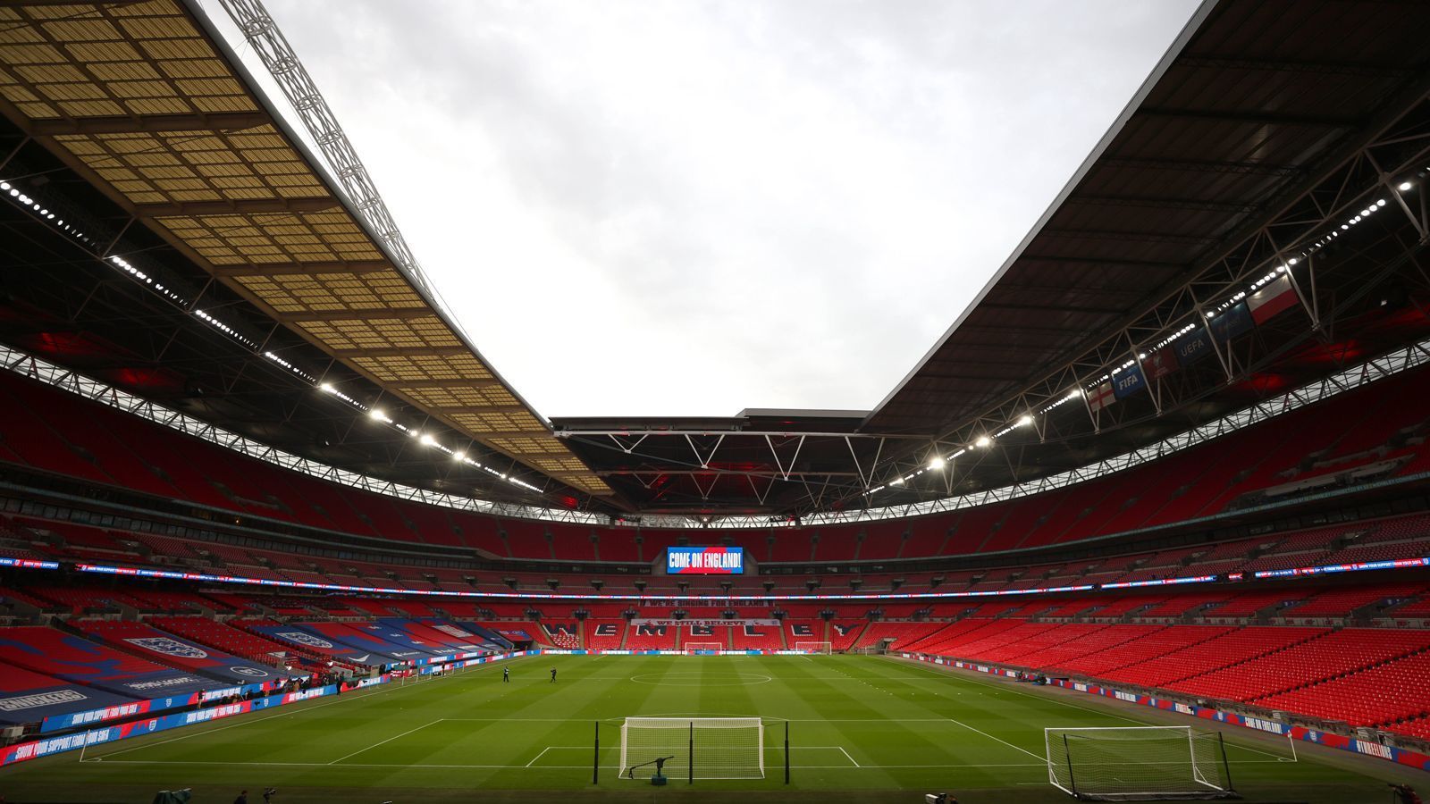 
                <strong>London - Wembley Stadium</strong><br>
                &#x2022; Kapazität: 90.000 - <br>&#x2022; Auslastung: mindestens 25 Prozent (rund 22.500) - höhere Kapazität bei Halbfinale und Finale möglich<br>
              