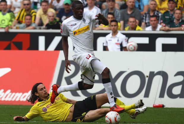 
                <strong>2011: Gladbach - Dortmund </strong><br>
                Auch der Meister der Saison 2010/2011, Borussia Dortmund, muss sich kurz vor Saisonende gegen den Tabellenletzten geschlagen geben. Der heißt damals Borussia Mönchengladbach. Das 1:0-Siegtor schießt Mohamadou Idrissou (re.).
              