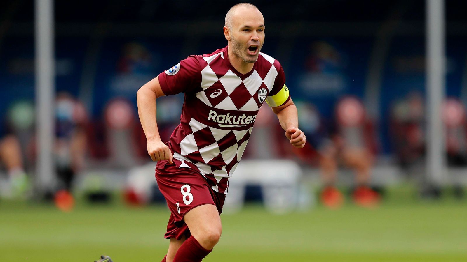 
                <strong>Andres Iniesta (Vissel Kobe/Japan)</strong><br>
                Jahrelang führte Andres Iniesta Regie im Mittelfeld des FC Barcelona und der Nationalmannschaft. Seit 2018 lässt der 37-Jährige seine so erfolgreiche Karriere nun bereits in Japan bei Vissel Kobe ausklingen. Trotz seines Alters hat Iniesta noch lange nicht genug, verlängerte erst vor ein paar Monaten seinen Vertrag vorzeitig bis 2024. Neben Iniesta spielen mit Thomas Vermaelen, Sergi Samper und Bojan Krkic drei weitere Ex-Barca-Profis für Vissel Kobe.
              