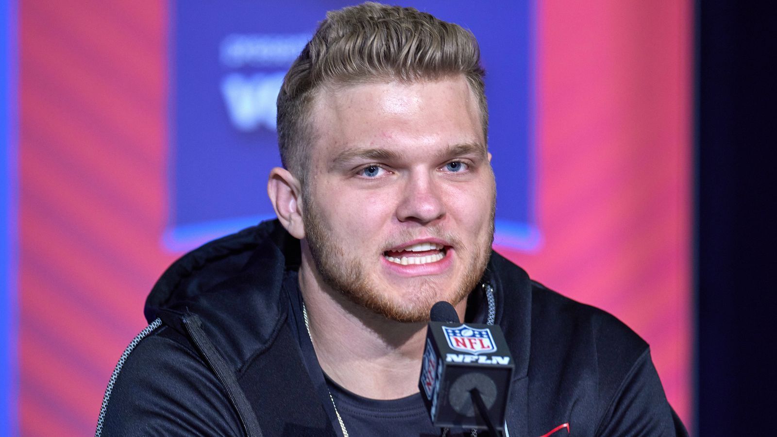 
                <strong>Platz 2: Aidan Hutchinson (Michigan, DL)</strong><br>
                Quote: +440 (bei einem Einsatz von 100 Dollar gewinnt man 440 Dollar)
              