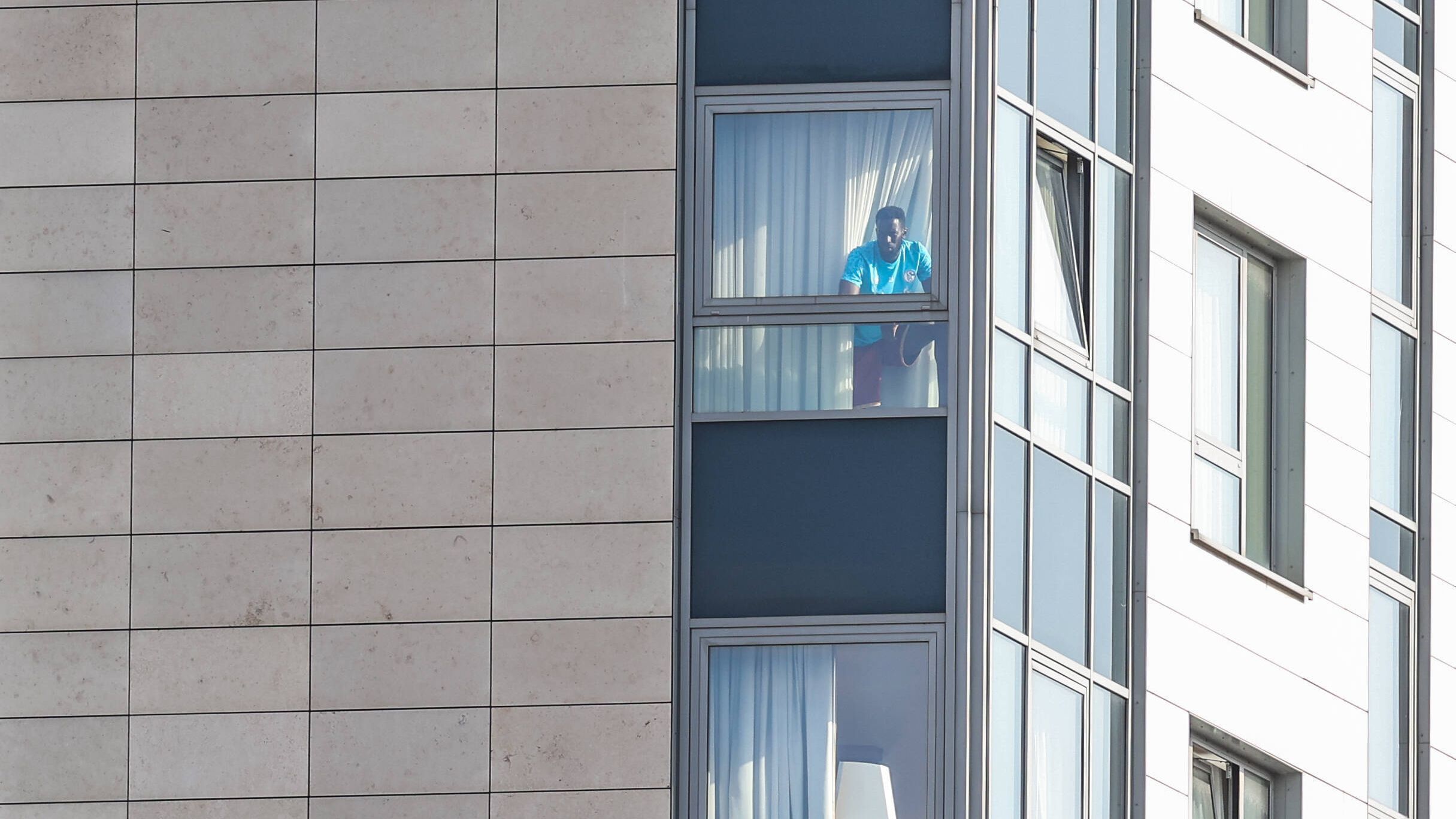 
                <strong>Übernachtungen "nur" noch in Mittelklasse-Hotels </strong><br>
                Steht eine Übernachtung auf dem Programm, so haust die S04-Delegation "nur" noch in Mittelklasse-Hotels. Zuletzt spielte das Team von Trainer Dimitrios Grammozis Dienstags im Pokal bei 1860 München und reiste Freitag in der 2. Bundesliga zum 1. FC Heidenheim. In der Zwischenzeit war das Team in einem Hotel im Münchener Stadtzentrum untergebracht. Die Unterkunft war dabei ohne großen Schnick-Schnack, weiter entfernt vom Luxus, den sich andere Teams gönnen. 
              