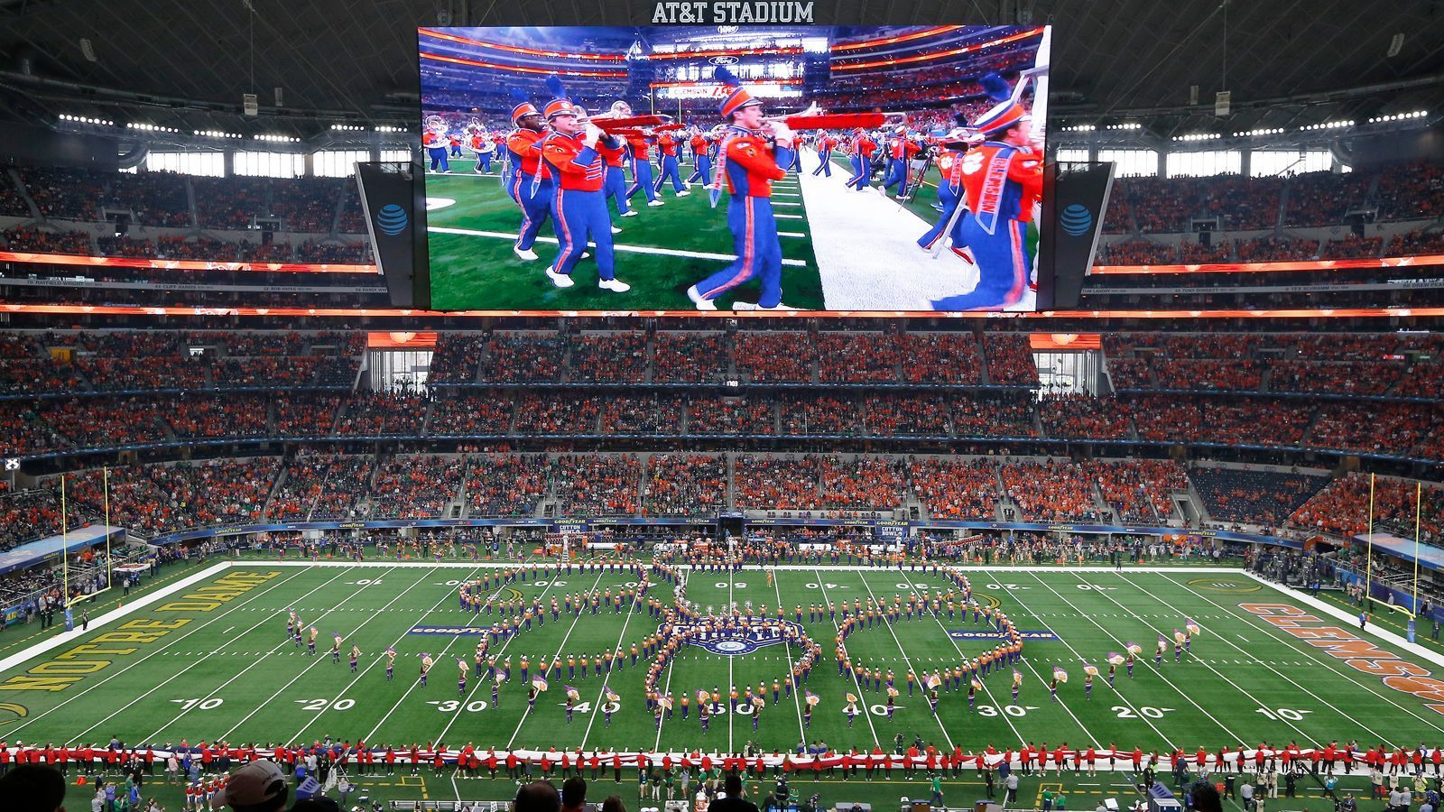 
                <strong>Das sind die New Year’s Six: Cotton Bowl Classic</strong><br>
                Ort: Arlington (Texas), AT&T Stadium (80.000 Sitzplätze)Erste Austragung: 1937
              