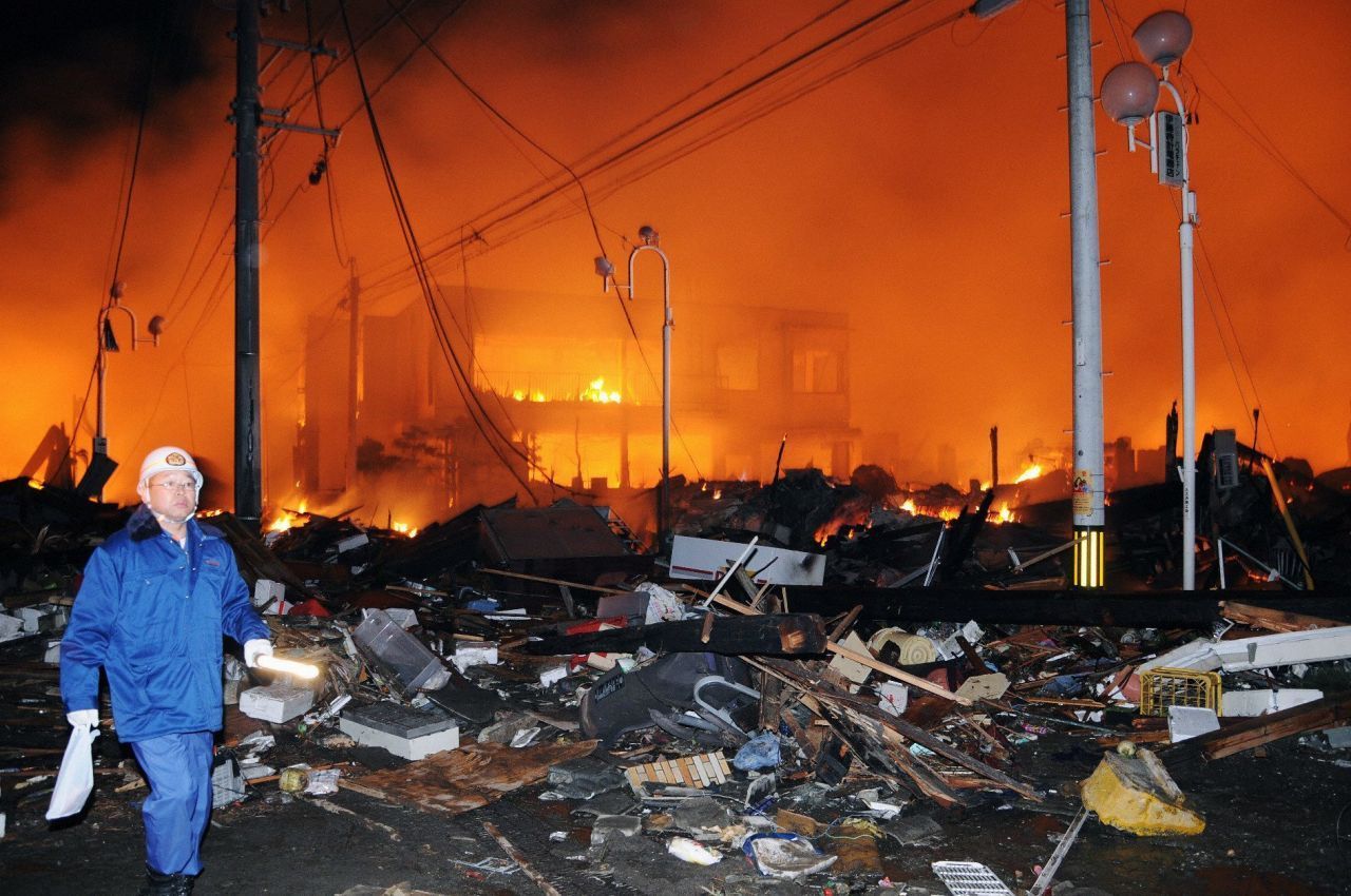 Die Häuser unzähliger Einwohner im Ort Fukushima standen in Flammen. Ganze Landstriche lagen in Schutt und Asche.