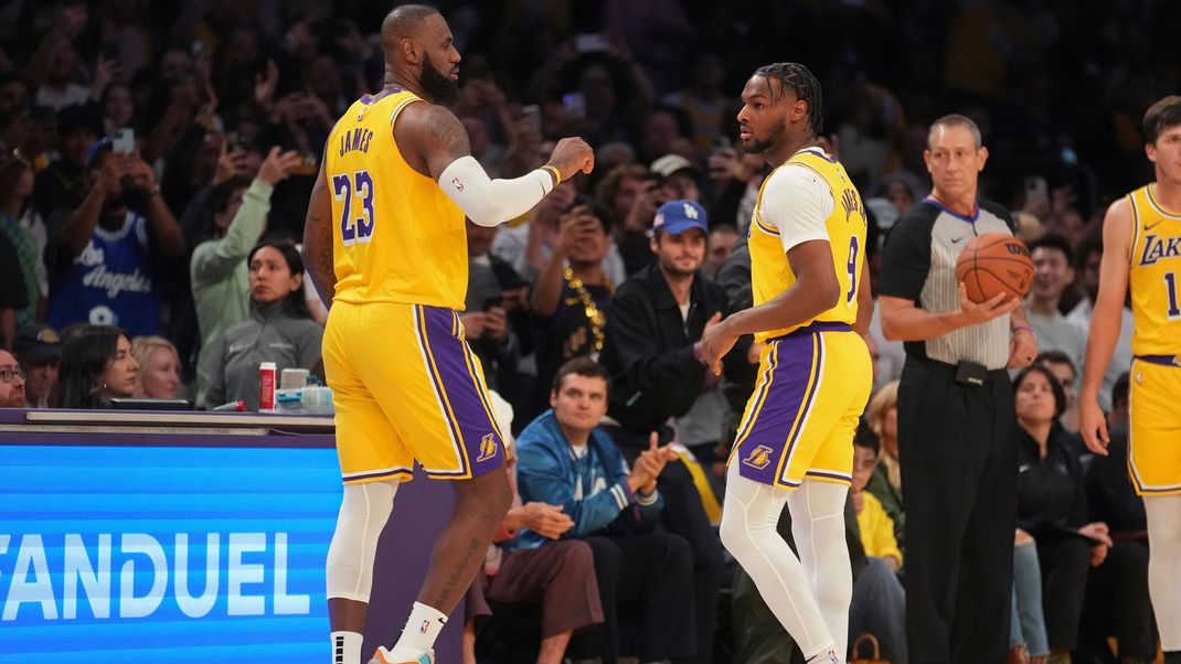 LeBron James und Bronny James gemeinsam auf dem Court.