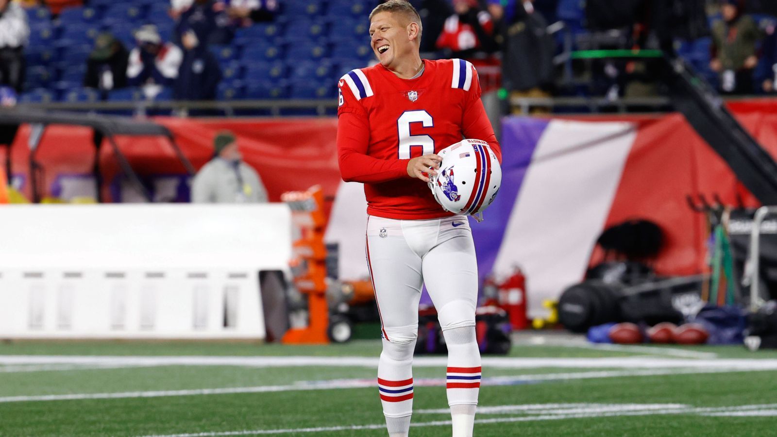 
                <strong>Nick Folk (Kicker, New England Patriots)</strong><br>
                Während man die Offense der New England Patriots mit Ausnahme von Rhamondre Stevenson in dieser Spielzeit eigentlich getrost vergessen kann, liefern Special Teams und Defense dafür umso mehr ab. Einer der Gründe, wieso die Patriots überhaupt noch Playoff-Chancen haben: Nick Folk. Der 38-Jährige erlebt in New England seinen zweiten Frühling und spielt eine hervorragende Saison. Bei Kicks unter 40 Yards - inklusive Extrapunkte - ist er perfekt (45/45), lediglich fünf Versuche insgesamt rutschten ihm daneben. Zudem stellte er mit 64 getroffenen Field Goals in Serie unter 50 Yards einen neuen NFL-Rekord auf. Justin Tucker hat es - analog zu Donald - eher wegen seiner Reputation als wohl bester Kicker der Historie geschafft.
              