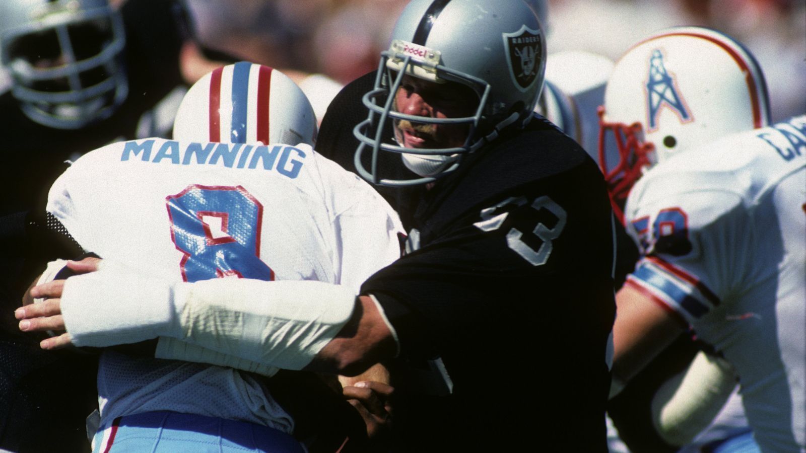 
                <strong>Platz 4 (geteilt): Oakland Raiders vs. Houston Oilers 52:49</strong><br>
                Erstmals die 100-Punkte-Grenze durchbrechen 1963 die Raiders und der Tennessee Titans-Vorgänger Houston Oilers (hier ein Bild aus der Saison 1983). Die Raiders gewinnen vor eigenem Publikum mit 52:49. Exakt 101 Punkte gibt es erst wieder über 50 Jahre später ...
              