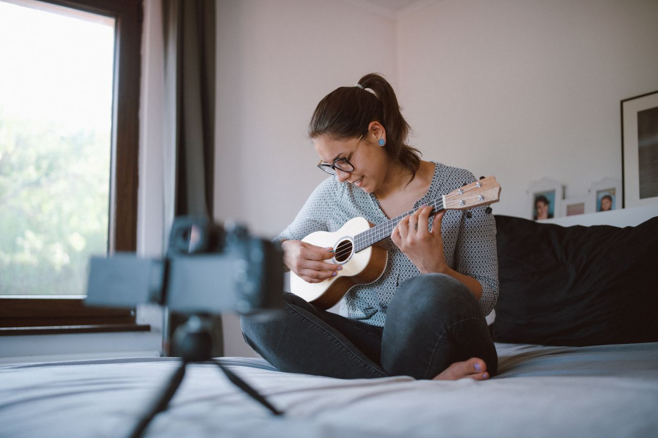 Eine Ukulele ist ein schönes, kleines Instrument. Du machst schnell Fortschritte, auch wenn du online Unterricht nimmst. 