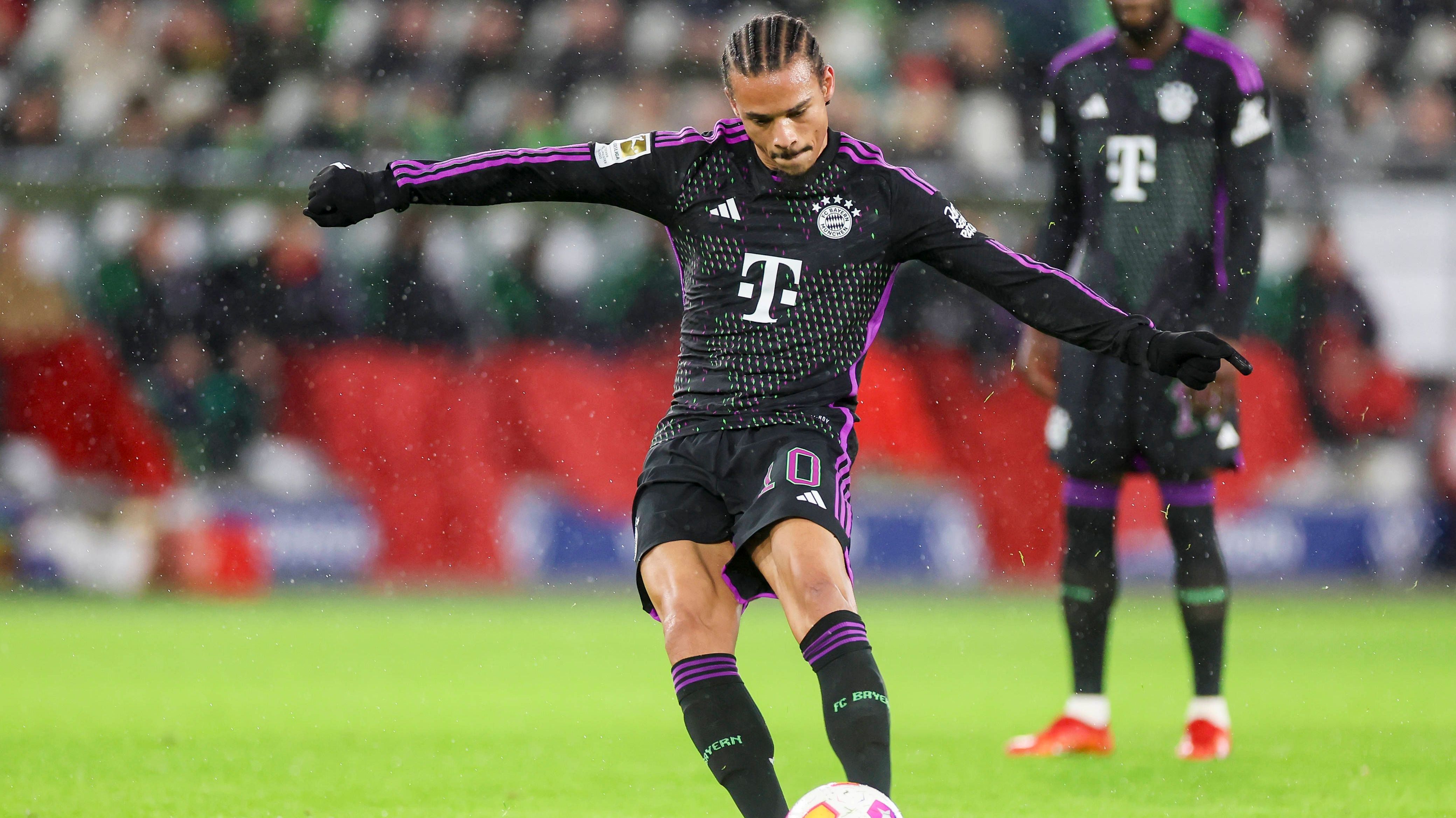 <strong>Leroy Sane</strong><br>Der rechte Flügelspieler sorgt immer wieder für Gefahr, indem er seine Schnelligkeit am Ball einbringt. Ihm fehlt lediglich das Glück im Abschluss. In der 2. Halbzeit baut er - wie auch viele seiner Mitspieler - ab. <strong><em>ran</em>-Note: 3</strong>