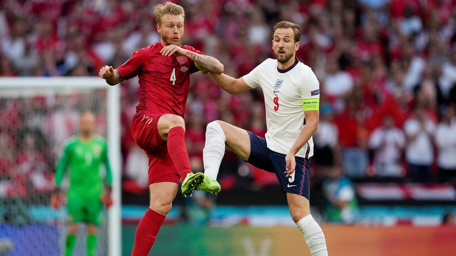 
                <strong>Simon Kjaer (Dänemark)</strong><br>
                Als ordnende Hand ist der Kapitän der Kopf des dänischen Bollwerks. Kjaer köpft einen Sterling-Freistoß in der Mauer weg. Beim 1:1 wird der Ex-Wolfsburger jedoch zum Pechvogel, weil er mit seiner Grätsche den Ball in die Maschen befördert. Kurz nach Wiederanpfiff erwischt ihn Maguire mit dem Ellbogen im Luftduell - eine Behandlung ist die Folge. Doch auch danach geht er voran und stemmt sich den Engländern entgegen. ran-Note: 3
              
