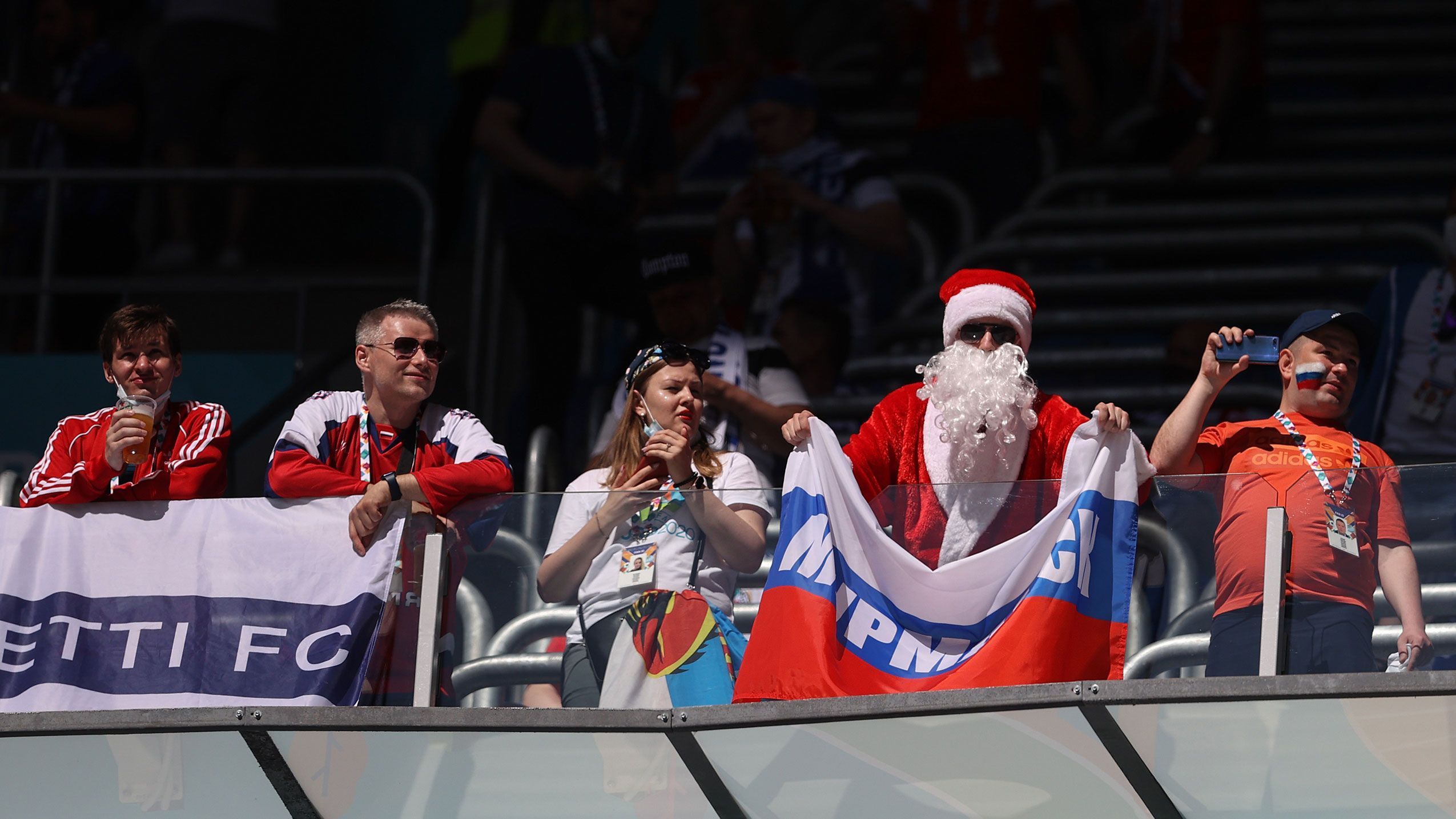 
                <strong>Der Weihnachtsmann ist ebenfalls im Haus</strong><br>
                Das freut auch den russischen Weihnachtsmann im Stadion...
              