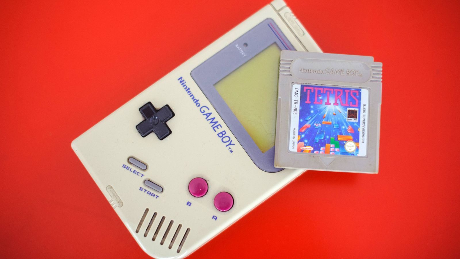 
                <strong>Als England 1990 zuletzt im WM-Halbfinale steht ...</strong><br>
                ... überschwemmt der "Game Boy" den asiatischen und amerikanischen Spielemarkt. In Europa müssen sich die Fans noch ein paar Monate gedulden.
              