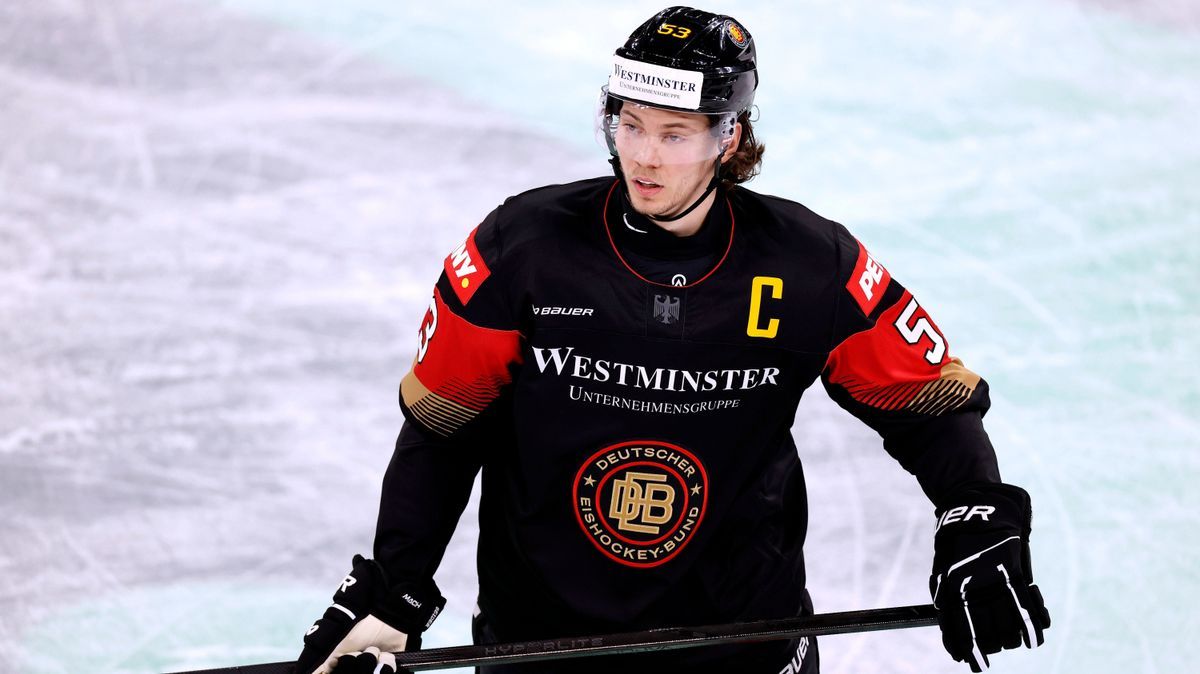 SEIDER Moritz Kapitaen Team Deutschland DEB Eishockey Laendersspiel Deutschland - USA am 04.05.2025 in Duesseldorf *** SEIDER Moritz Capitaen Team Germany DEB Eishockey Laendersspiel Deutschland US...