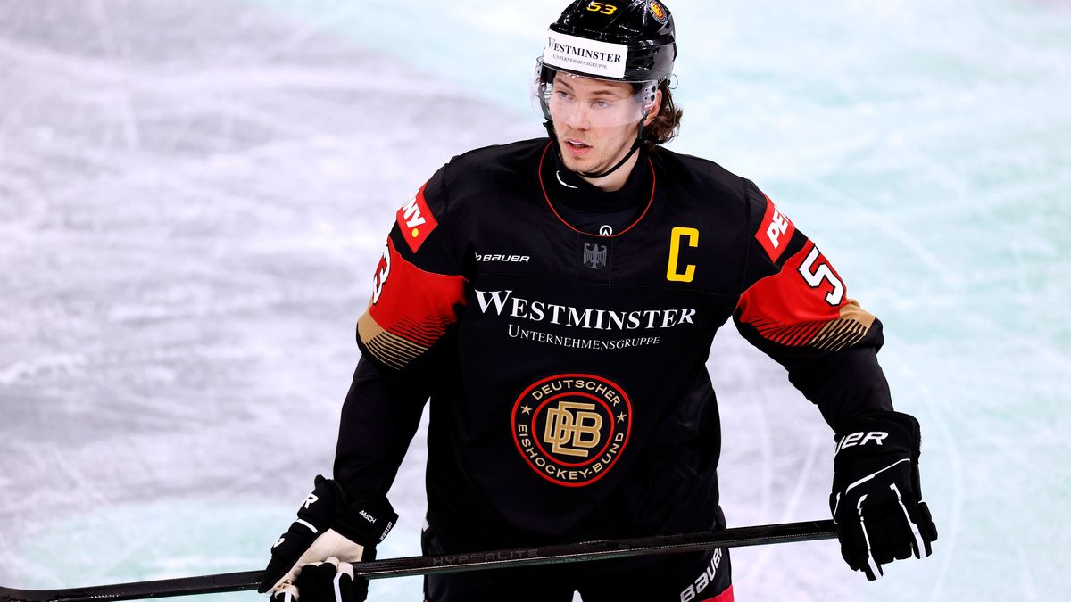 SEIDER Moritz Kapitaen Team Deutschland DEB Eishockey Laendersspiel Deutschland - USA am 04.05.2025 in Duesseldorf *** SEIDER Moritz Capitaen Team Germany DEB Eishockey Laendersspiel Deutschland US...